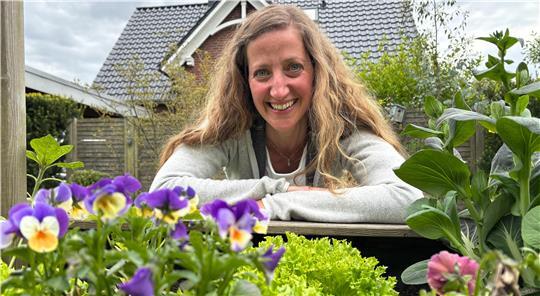 Alexandra Sadelfeld sitzt für die Grünen im Nottensdorfer Rat. In ihrem heimischen Grün fühlt sie sich pudelwohl.