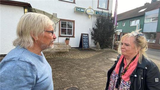 Alexandra Schade aus Stade mit dem Privatermittler Reinhard Chedor. Hier, in Soltau im damaligen Hotel und Restaurant „Zur Post“, hat Schade damals gearbeitet.