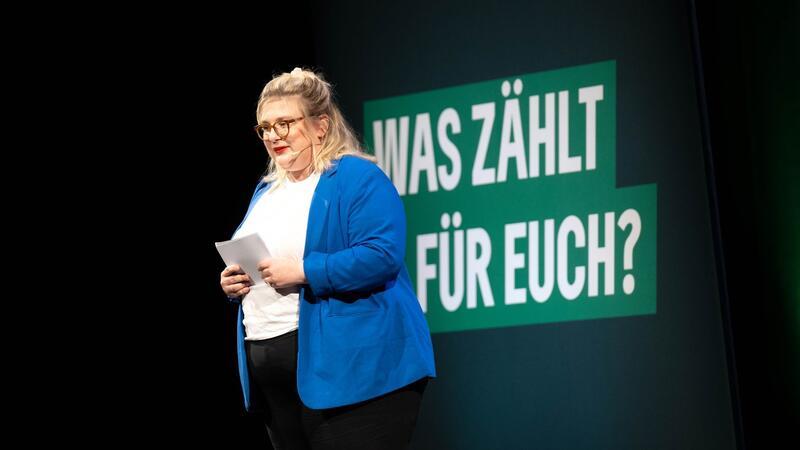 Bremer Grünen-Kandidatin fordert Investitionen in Häfen Alexandra Werwath, Spitzenkandidatin der Bremer Grünen zur Europawahl, spricht bei einem Wahlkampftermin vor der Europawahl vom Grünen-Landesverband Bremen.