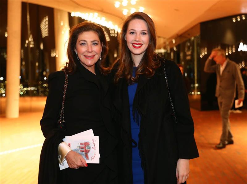 Alexandra von Rehlingen und ihre Tochter Antonia kommen zum Fotocall in der Elbphilharmonie in Hamburg. Foto: Christian Charisius/dpa