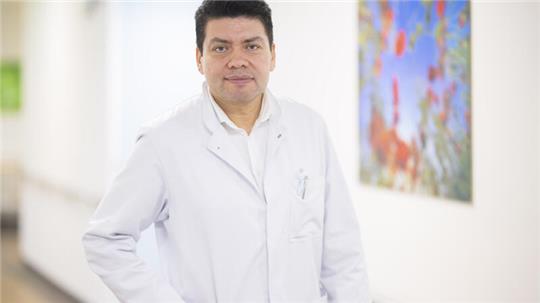 Alexei Cabanillas Diaz wurde durch Beschluss der Gesellschafterversammlung zum neuen Chefarzt der Klinik für Geriatrie und Innere Medizin an der OsteMed Klinik Bremervörde berufen.