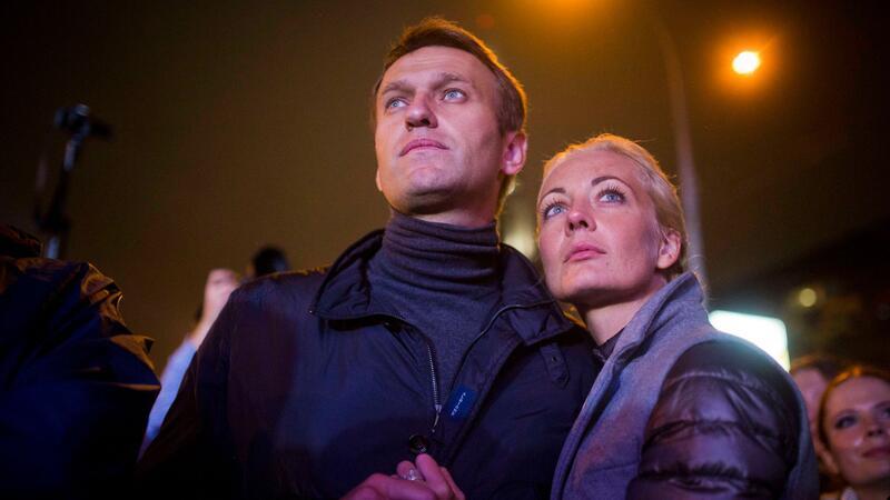 Russische Justiz: Kremlgegner Nawalny in Haft gestorben Alexej und Julia Nawalny nach einer Kundgebung im Jahr 2013: Seine Ehefrau hat noch keine Bestätigung über den Tod.