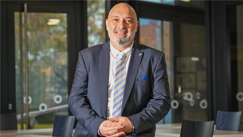 Alexis Papathanassis ist Rektor der Hochschule Bremerhaven. Die Trends der Kreuzfahrtbranche sehen anders aus, sagt er. Foto: Scheschonka