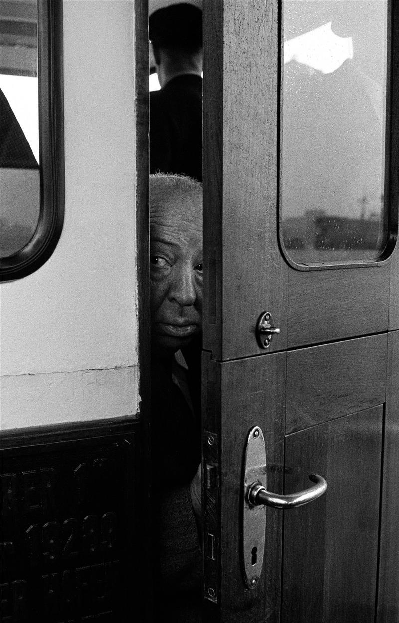 Alfred Hitchcock auf einer Barkasse im Hamburger Hafen, Oktober 1960.