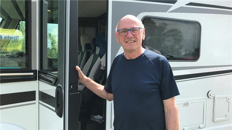 Fischbrötchen entschädigt: Pfingsturlaub startet mit Stau vor der Elbfähre Alfred Kreuter aus Speyer ist am Freitag von Krautsand gestartet und möchte nach Fehmarn.
