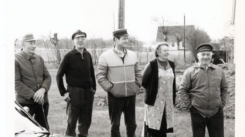 60 Jahre MFG 3 in Nordholz: Spektakuläre Notlandung und das Ende des Kalten Kriegs Alfred Urner (2.v.l.) und seine Frau Else (2.v.r.), hier mit den Nachbarn Jochen Wrede, Hans Marjenhoff und Eduard Janke, hatten Glück: Die Breguet blieb 250 Meter von ihrem Haus entfernt im Untergrund stecken. Foto: Heinsohn