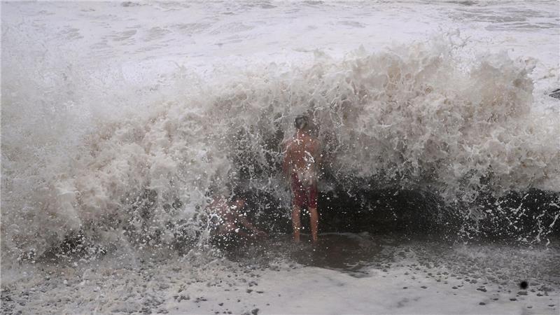 Alfred warf mit Monsterwellen seine Schatten voraus - schon bevor er auf Land traf.
