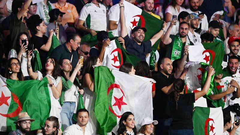 Khelif und Lin holen trotz Geschlechter-Debatte Medaillen Algerische Fans freuen sich für Boxerin Khelif.