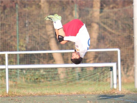 Ali Demirelli zeigte nach seinem 1:0-Führungstreffer einen Vorwärtssalto. Die Stader nutzten in der ersten Halbzeit ihre einzige echte Chance. In Hälfte zwei waren sie stärker und gefährlicher. Foto: Bröhan