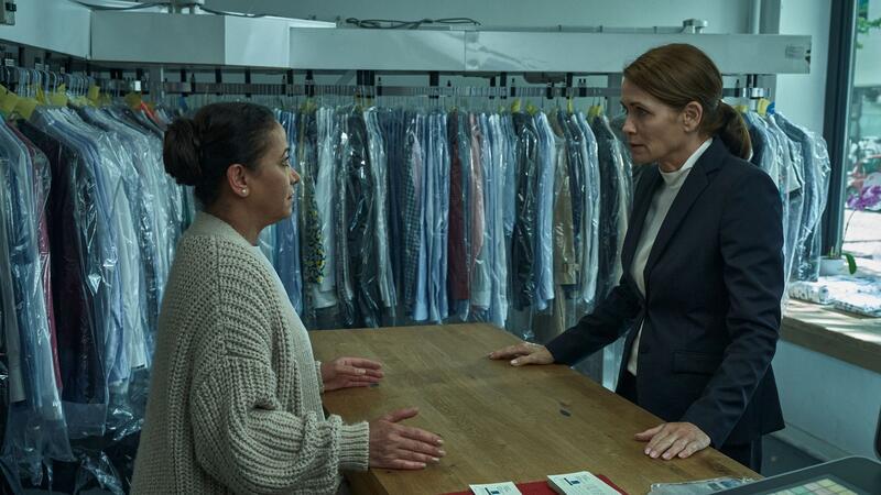 Starke Frauen im Gangsterfilm „Der Millionen Raub“ Alice König (Anja Kling, r.) besucht Haifa Abdallah (Inaam Wali-Al Battat, l.) in der Wäscherei.