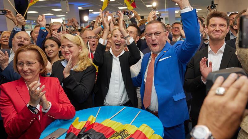 Europawahl: Union siegt, Ampel stürzt ab - Deutschland rückt nach rechts Alice Weidel (Mitte) und Tino Chrupalla (Mitte rechts), beide AfD-Bundesvorsitzende, jubeln in der AfD-Parteizentrale bei der Prognose zur Europawahl.