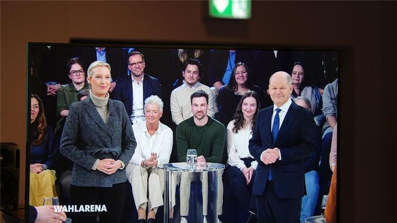 Alice Weidel, Spitzenkandidatin der AfD, wird von mehreren Menschen aus dem Publikum nach ihrer privaten Lebenssituation gefragt.