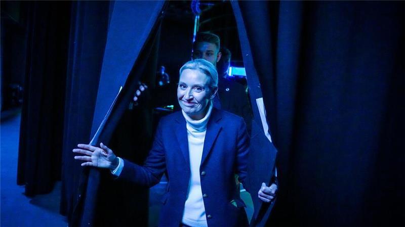Alice Weidel kommt nach dem „Quadrell“, der Vierer-Fernsehrunde der Kanzlerkandidaten, aus dem Studio.