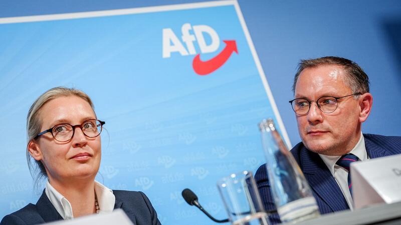 Alice Weidel und Tino Chrupalla. Die AfD-Spitze strebt einen Austritt aus dem rechten Parteienbündnis an und will damit einem Rauswurf zuvorkommen.
