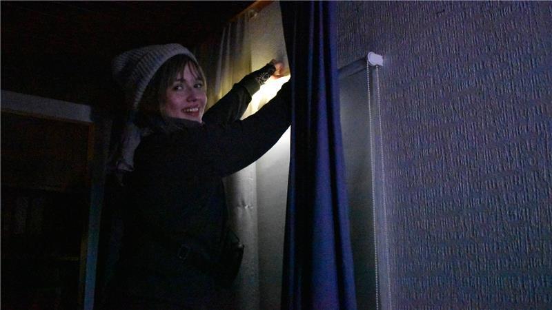 Alicia Hoffmann von der Stader Theatergruppe Improvokanz tüftelt am Licht.