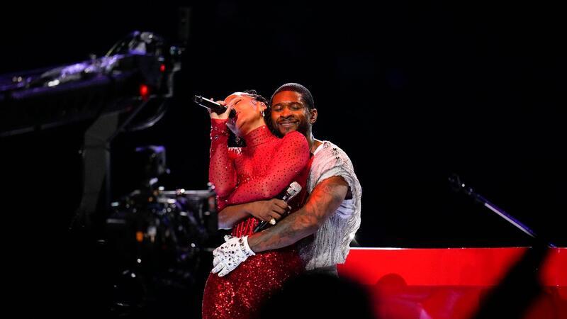 Super Bowl: Usher singt mit Überraschungsgästen Alicia Keys stand als Überraschungsgast mit Usher auf der Bühne.