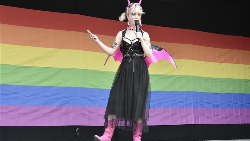 CSD in Stade: Fest der Vielfalt und starkes Zeichen gegen Ausgrenzung Alicia wirbt für die Stärkung der Community.