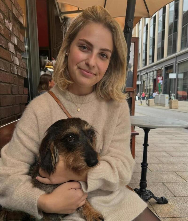 Alina Borwieck mit ihrem Dackel. Da ist die Welt für die beiden noch in Ordnung.