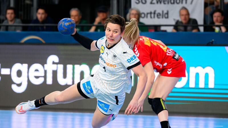 Alina Grijseels (l) und die DHB-Frauen setzten sich auch gegen Montenegro durch.