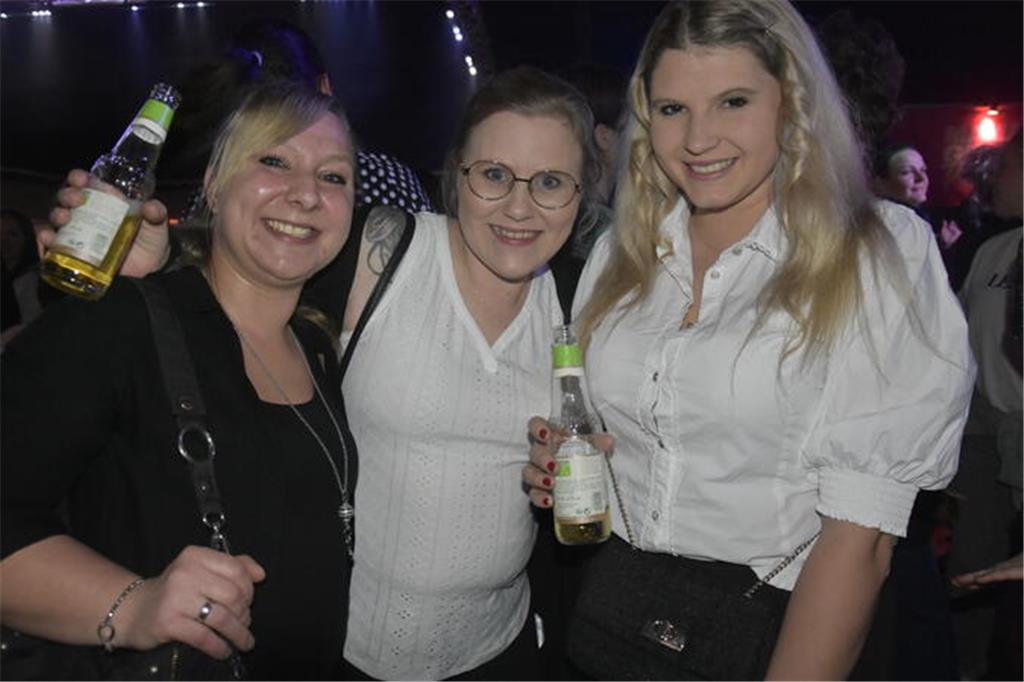 Alina Krugmeier,  Nadine Hofmann und Janine Crawli feiern mit.