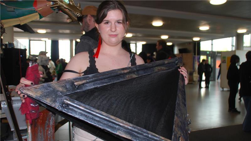Alina Kunert zeigt ihre selbstgebaute Kopfbedeckung als Pyramid Head.