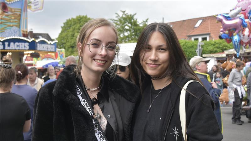 Neukloster feiert feucht-fröhlich Pfingstmarkt – mit besonderer Zeremonie Alina (links) und Sophia treffen sich jedes Jahr auf dem Pfingstmarkt.