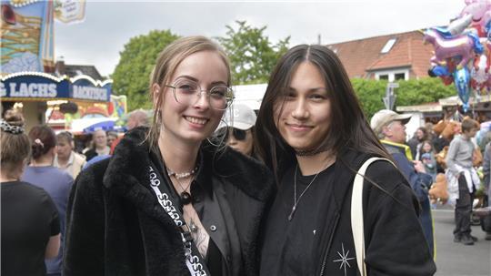 Alina (links) und Sophia treffen sich jedes Jahr auf dem Pfingstmarkt.