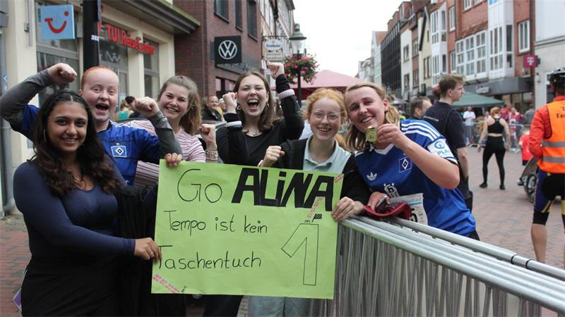 22. Buxtehuder Altstadtlauf: Teilnehmerrekord, lautstarke Fans und spendable Sieger Alina (rechts) hatte die lautesten Fans.