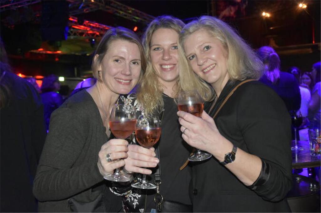 Aline Baier, Anna Grigo und Oda Mehner (von links) stoßen auf den gemeinsamen Ab...