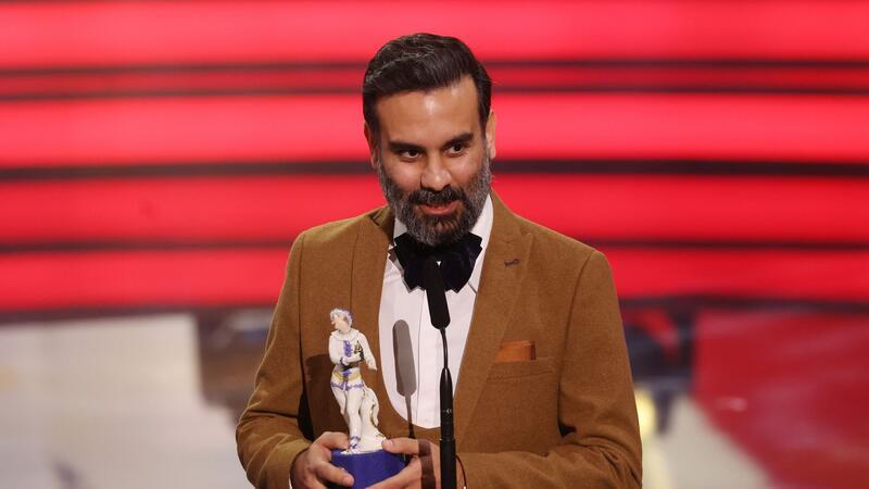 Alireza Golafshan bekommt den Preis für die Regie von „Alles Fifty Fifty“ und bedankt sich auf der Bühne für den Preis.