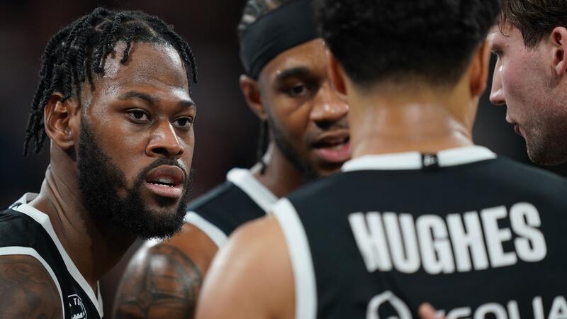 Eurocup: Towers unterliegen auch den Wolves Vilnius Aljami Durham (l-r), Vincent King, Mark Hughes und Lukas Meisner sprechen auf dem Spielfeld.