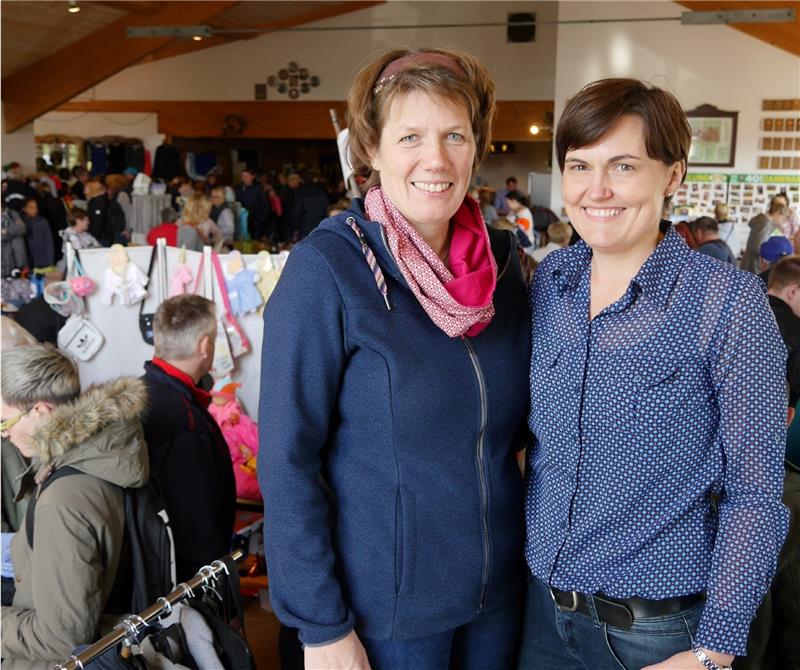 Alke Wolff (rechts) und Katrin Ratzke freuen sich über die Resonanz auf ihren ersten Hallenflohmarkt in Burweg. Foto: Umland