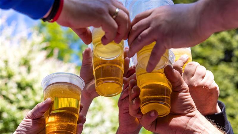 Alkohol gehört für viele zum Vatertag dazu. (Archivbild)