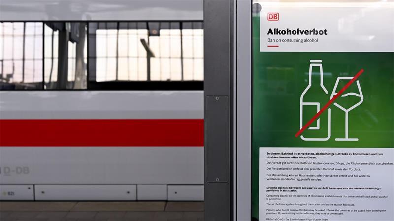 Winterzeit, Tankrabatt, Bahnhöfe: Das ändert sich im Oktober Alkohol in Bahnhöfen will die Deutsche Bahn nicht mehr. (Symbolbild)