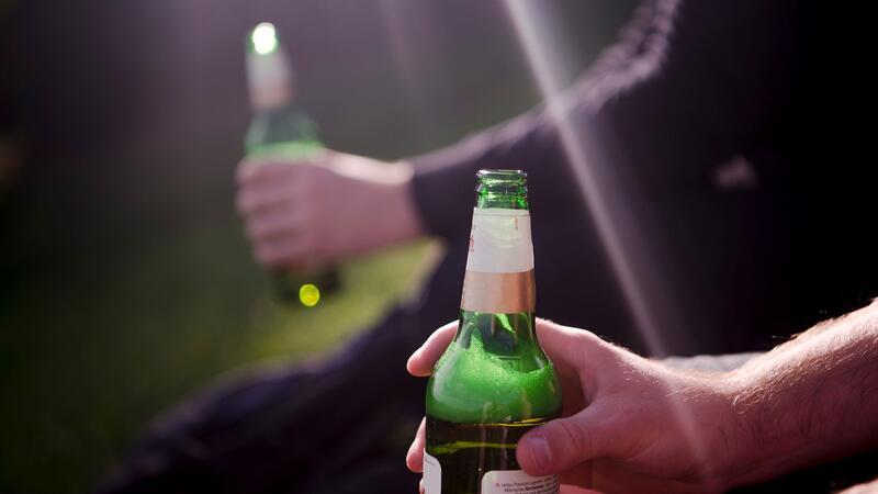 Hoher Alkoholkonsum gefährdet auch Partner, Kinder, Kollegen Alkohol sei in Deutschland nach wie vor „Volksdroge Nummer eins“.