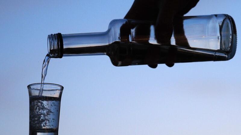 Alkohol unerlaubt auf der Klassenfahrt trinken? Keine gute Idee.