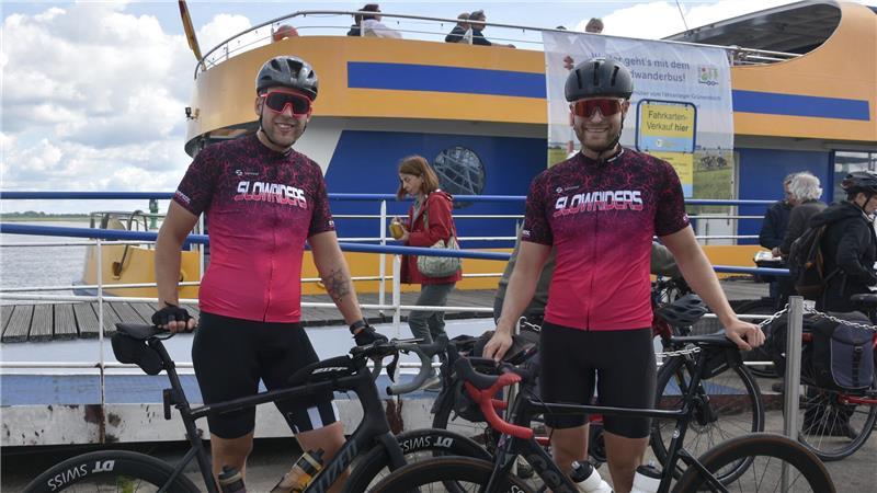 Gute Stimmung inklusive: Vatertagstouren an Elbe und Oste Alkoholfrei unterwegs: Die Rennradfahrer Jannis und Niclas Schubert.