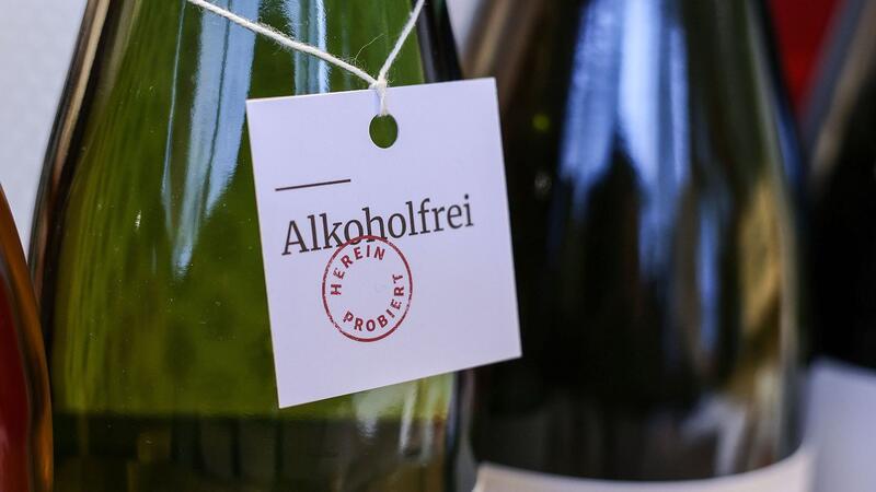 Alkoholfreier Wein steht bei einem Händler im Regal. Immer mehr Weingüter, Winzergenossenschaften und Handelskellereien bieten entalkoholisierte Weine an.