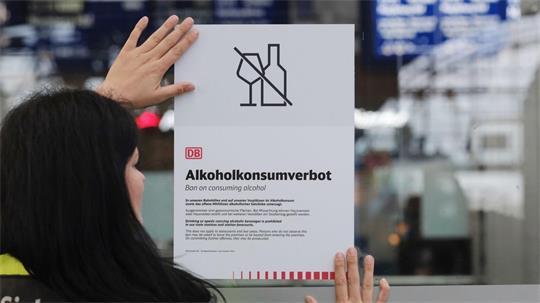 Alkoholkonsumverbot - so nennt die Deutsche Bahn die neue Regel, die ab Donnerstag an 5.700 Bahnhöfen deutschlandweit gilt. (Archivbild)
