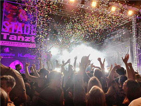 All hands up in the air: Auf dem Platz Am Sande tobte das Partyvolk. Fotos: Bisping