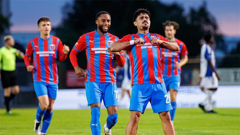 D/A-Walze mit Spielwitz und ein angestachelter Stürmer mit Willen Alla Aid Hamid feiert sein 2:0 vor der Haupttribüne.