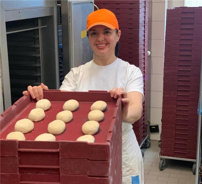 Alla Okhrimenko ist aus der Ukraine nach Deutschland geflohen und arbeitet seit Anfang März in der Backstube der Bäckerei Gilbert in Zeven. Sie hat Freude an der Arbeit, aber in erster Linie bedeutet der Job für sie Sicherheit. Foto: Gilbert