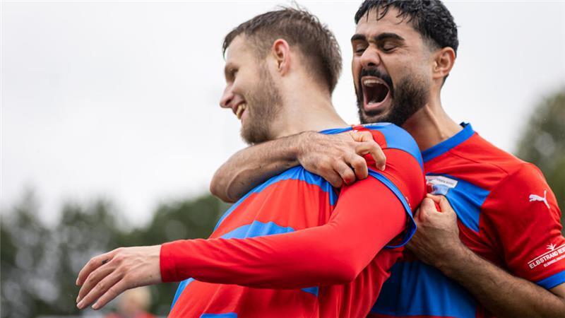 Rückschlag für D/A: Stürmer in Topform erneut ausgebremst Allah Aid Hamid feiert mit Jannes Wulff (links) den 3:2-Sieg gegen den Werder Bremen II.