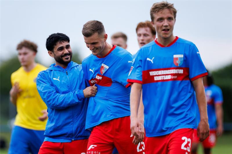 Allah Aid Hamid packt Dennis Rosin am Trikot und scherzt mit ihm. 