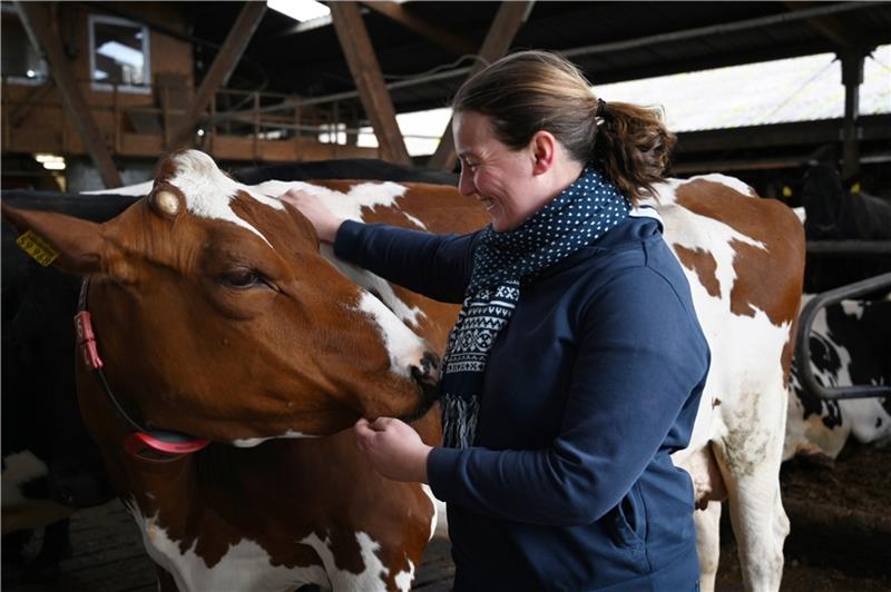 Alle 137 Kühe im Stall nennt sie beim Namen: Landwirtschaftsmeisterin Sandra Brinkmann kennt ihre Tiere in- und auswendig. Fotos: Ahrens