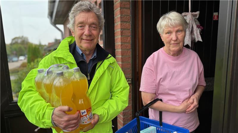 Alle 14 Tage hilft Wulf Gräntzdörffer Renate Fick beim Einkaufen.