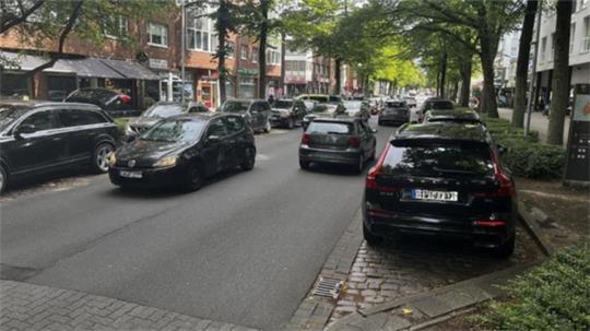 Alle Autos die aus Richtung Stadthaus und Poststraße kommen, dürfen hier demnächst nicht mehr unterwegs sein. Die Bahnhofstraße wird Einbahnstraße.