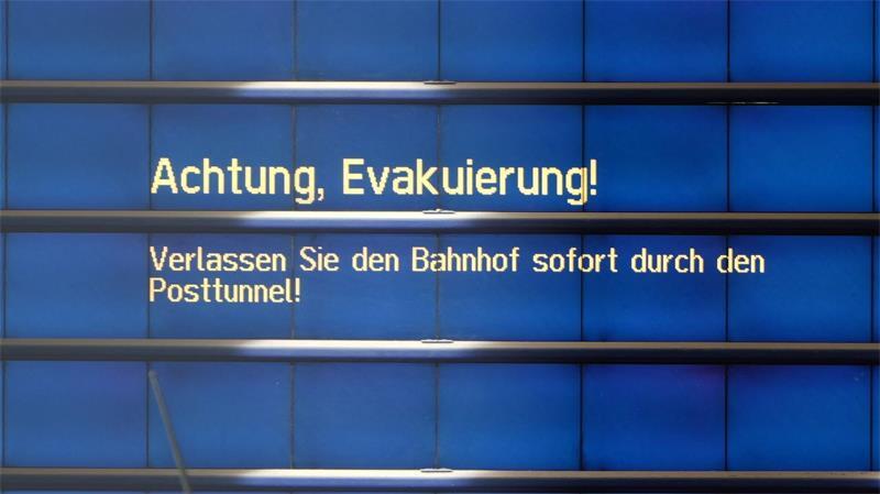 Alle Bahnfahrgäste mussten den Hauptbahnhof sofort verlassen, später gab es Entwarnung.