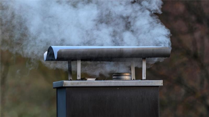 Frist beim Kaminofen-Verbot naht: Was stimmt – und was nicht Alle Feuerstätten, die jetzt im Handel gekauft werden können, erfüllen die gesetzlichen Vorschriften.