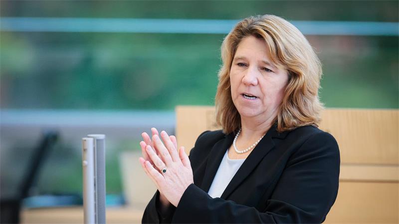 SPD dringt auf Hitzeaktionsplan für Schleswig-Holstein Alle Fortschritte beim Hitzeschutz werden laut Gesundheitsministerin Kerstin von der Decken (CDU) im Landesaktionsplan Hitzeschutz zusammengefasst und veröffentlicht. (Archivbild)